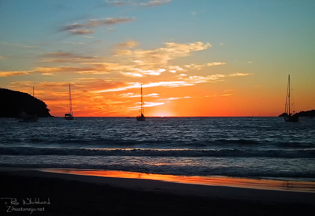 El Ocaso en Playa La Ropa, Zihuatanejo, M&eacute;xico