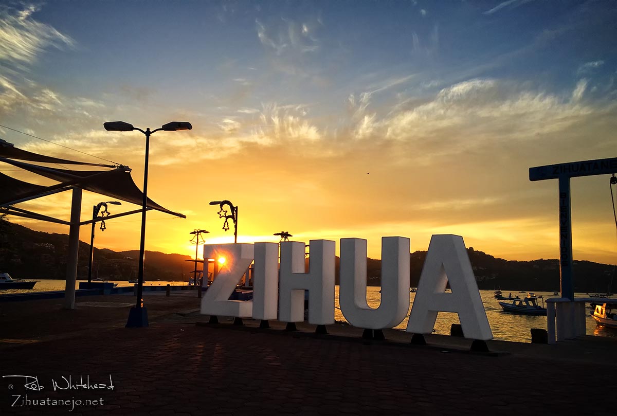 Entrada al Muelle Municipal - Zihuatanejo
