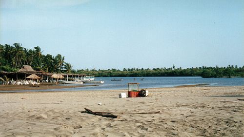 Enramadas frente al mar en Barra de Potos&iacute;, Guerrero, M&eacute;xico